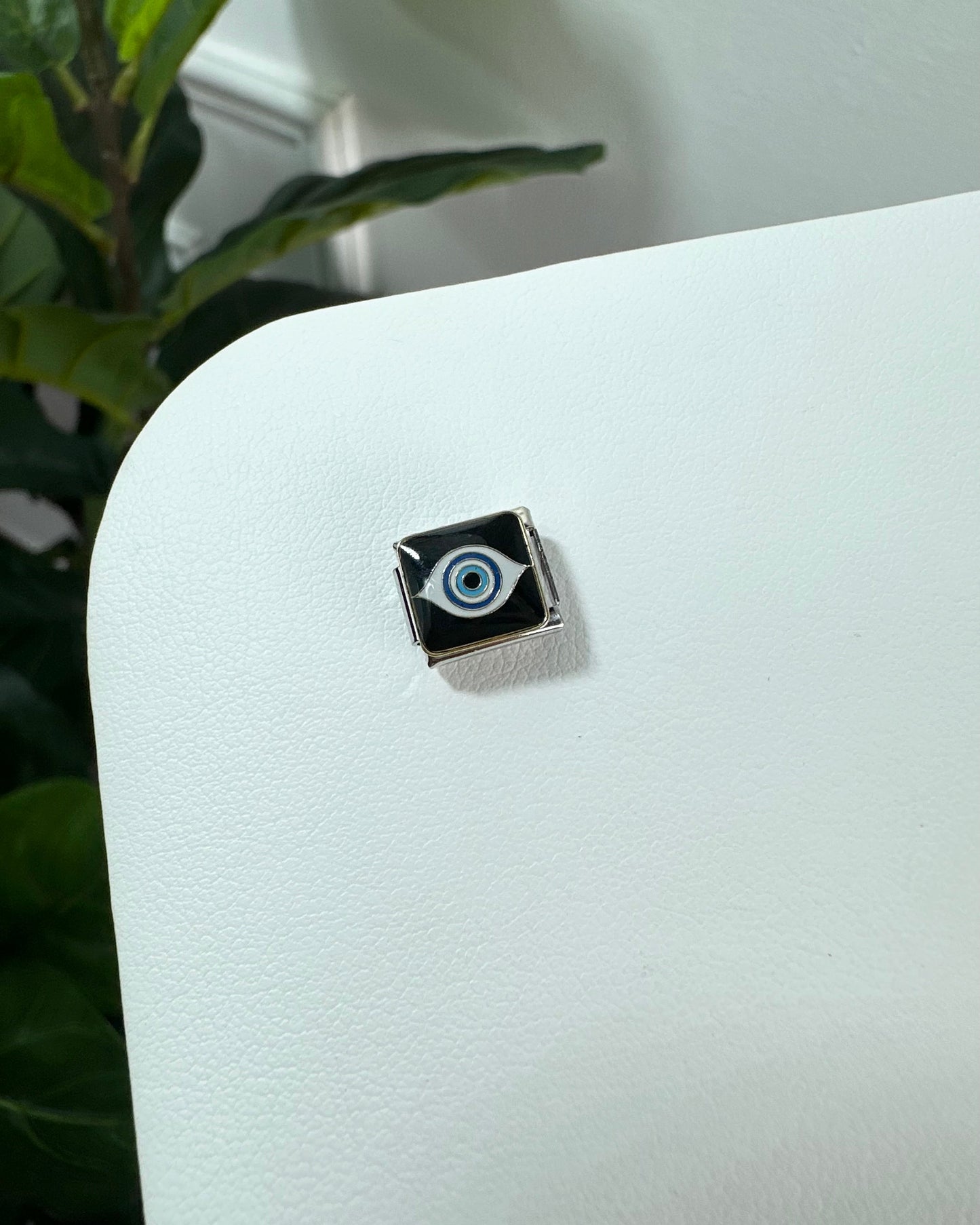 Charm Ojo Negro