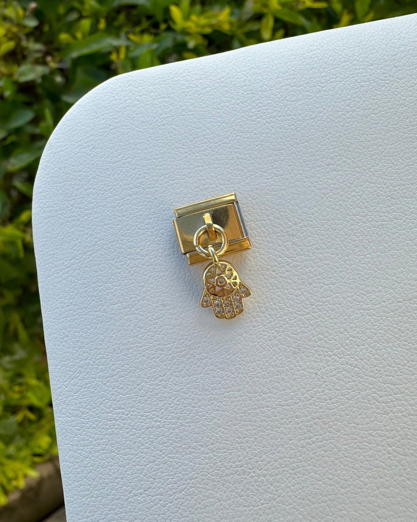 Charm Mano Colgando Dorado