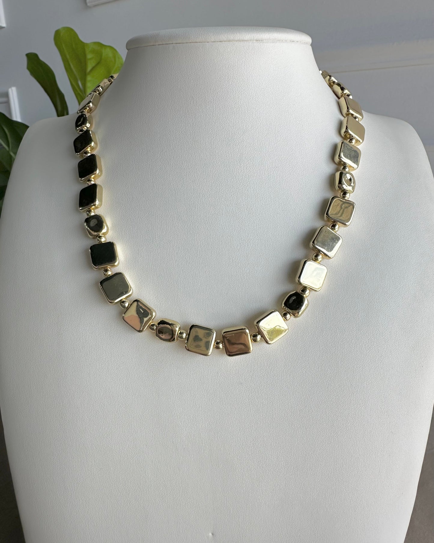 Collar Cuadro Dorado