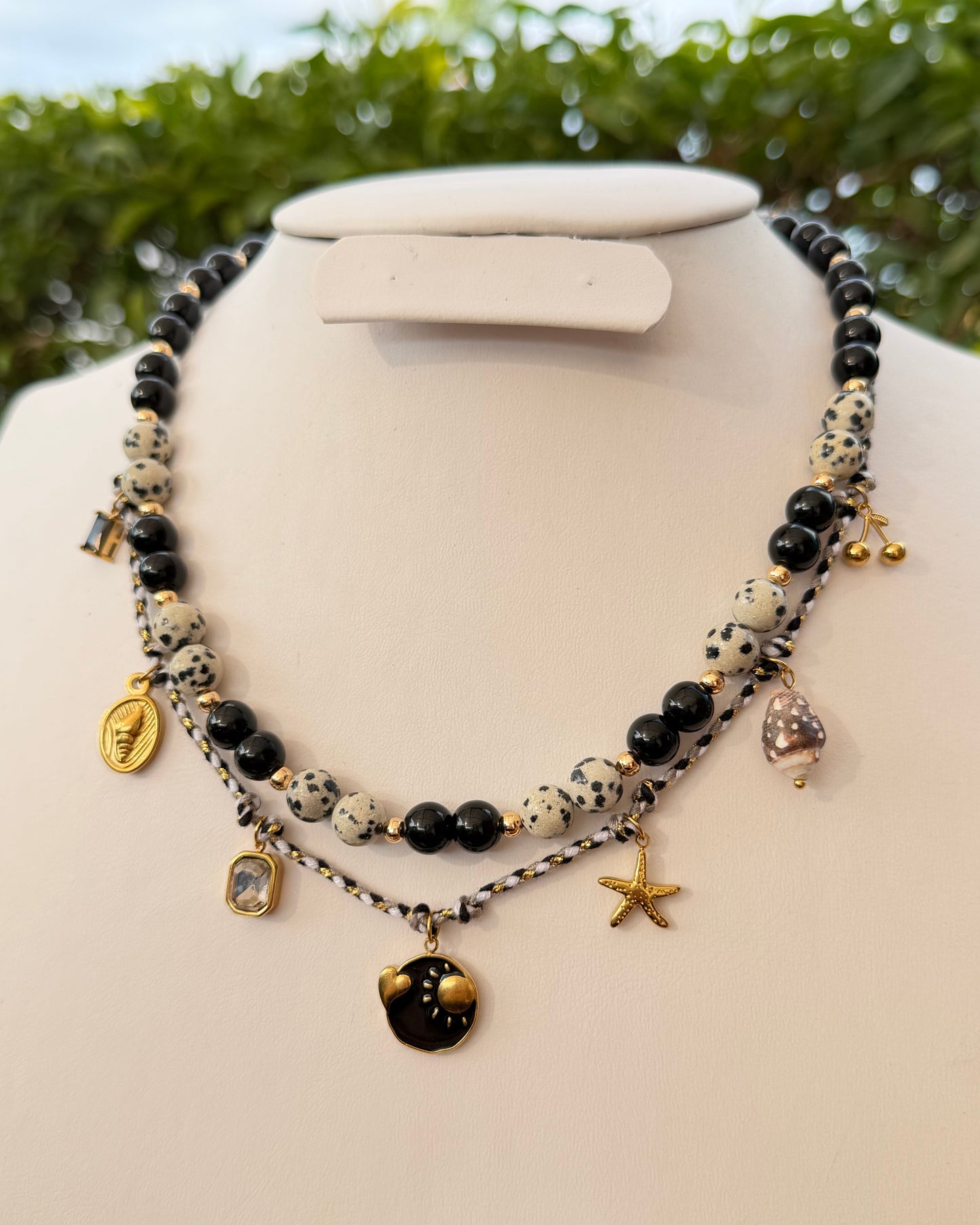 Collar Blanco Negro Dijes