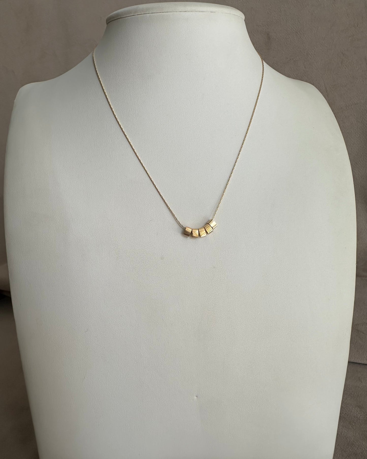 Collar Balines Dorado