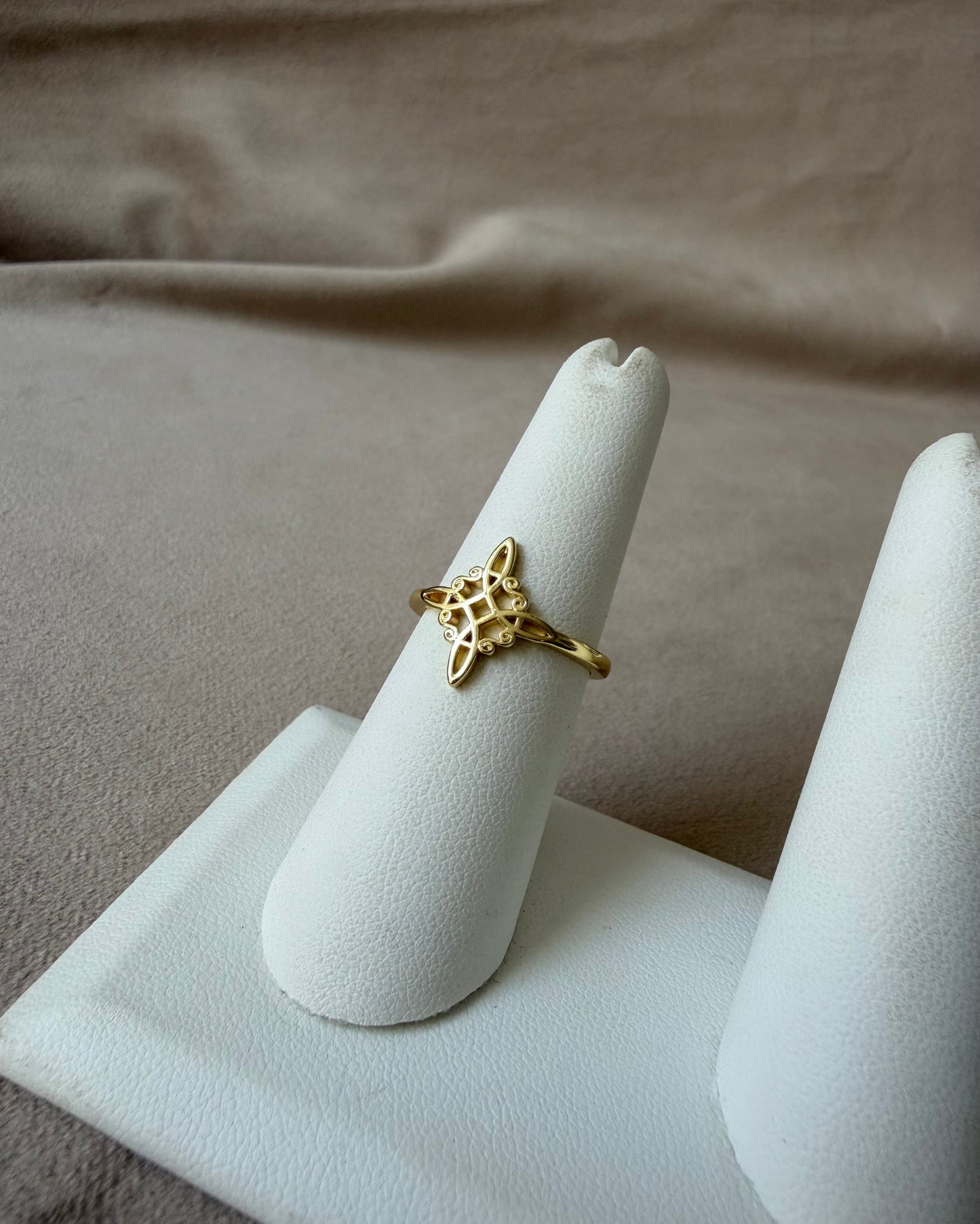 Anillo Nudo de Bruja