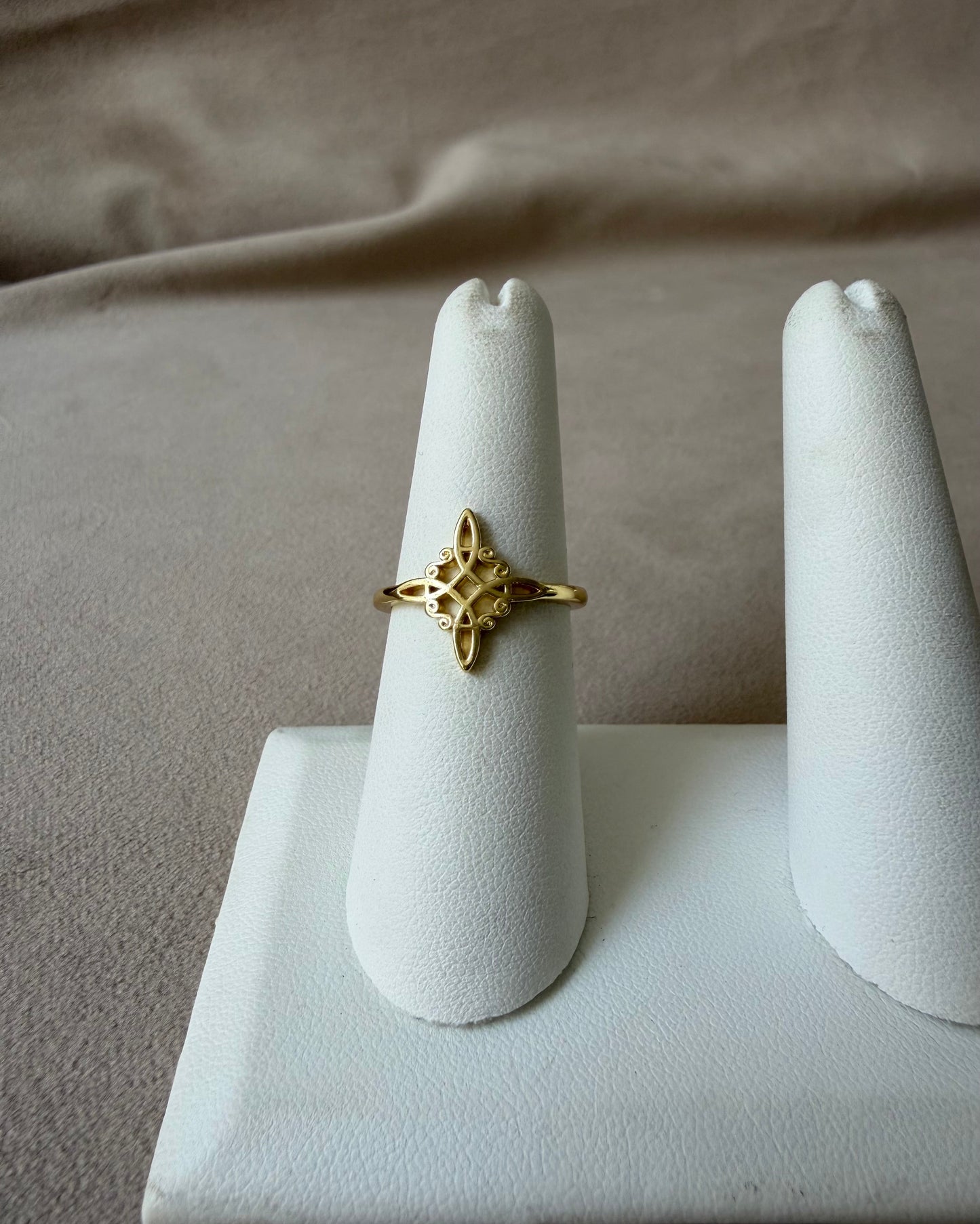 Anillo Nudo de Bruja
