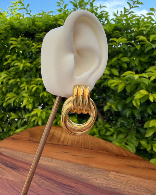Arete Nudo Círculo Dorado