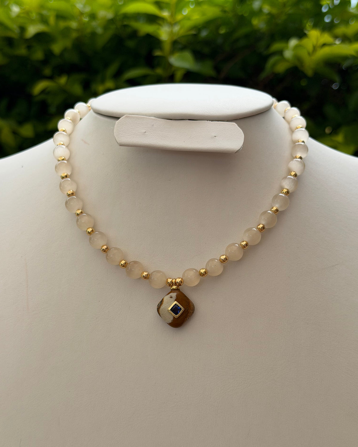Collar Ojo de Gato Beige Dije