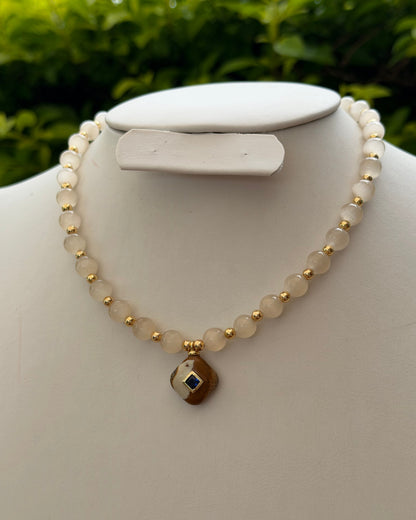Collar Ojo de Gato Beige Dije