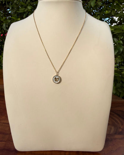 Collar Mariposa Madre Perla