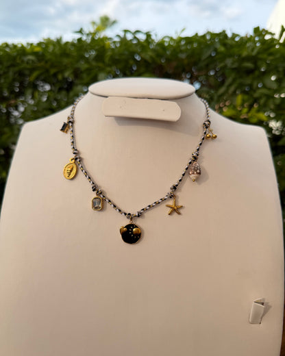 Collar Blanco Negro Dijes