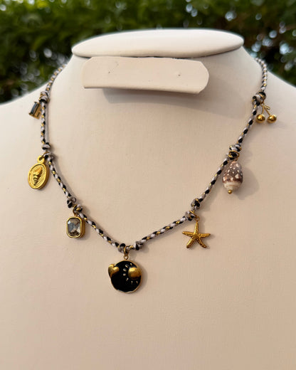 Collar Blanco Negro Dijes